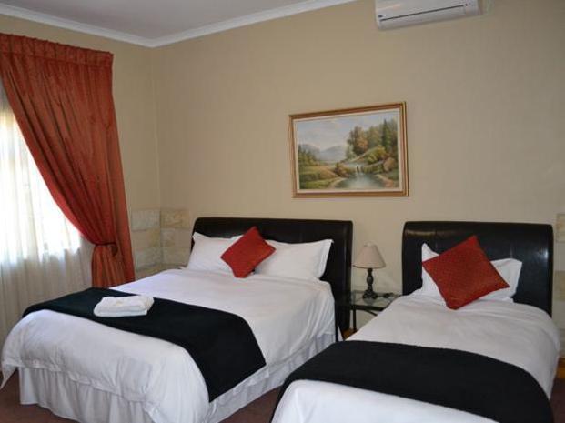 Lala Dene Lodge Bloemfontein Esterno foto