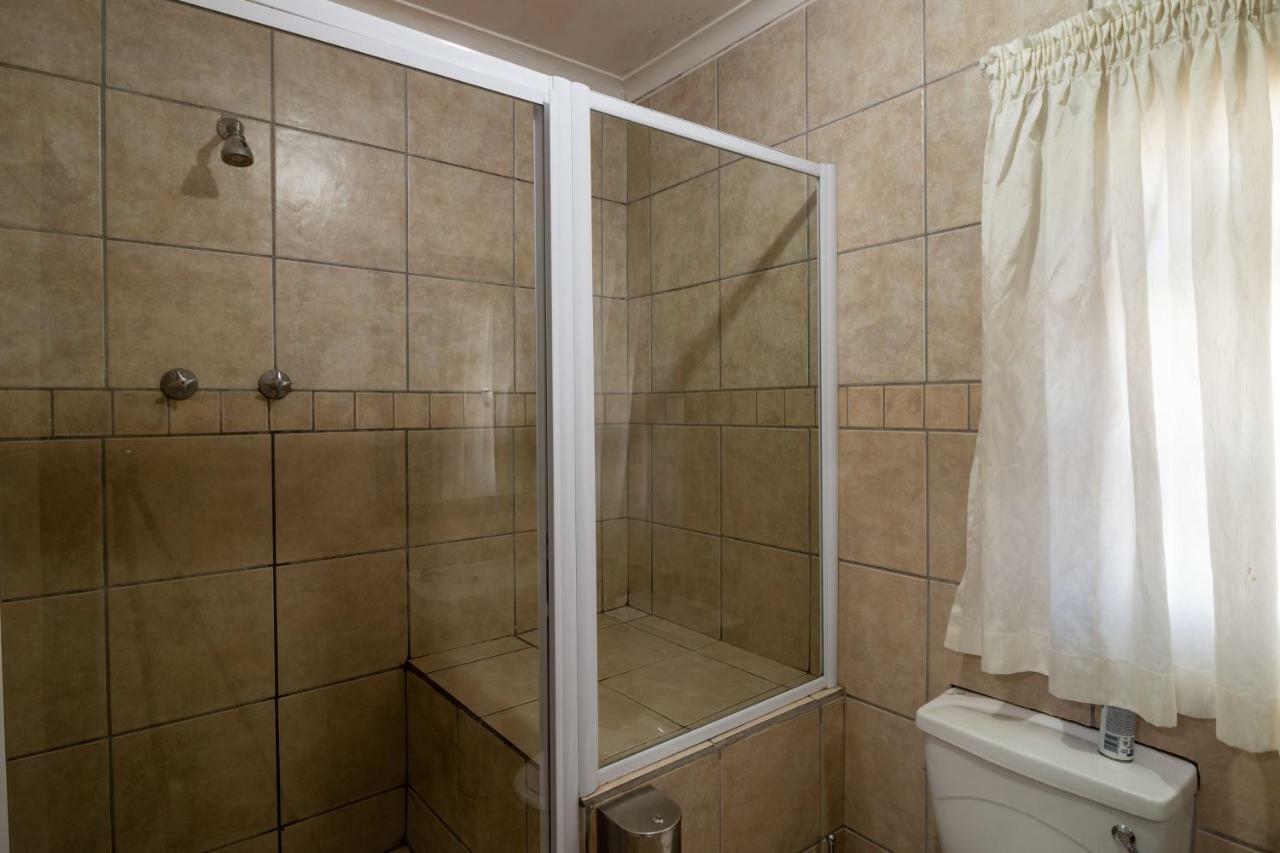 Lala Dene Lodge Bloemfontein Esterno foto