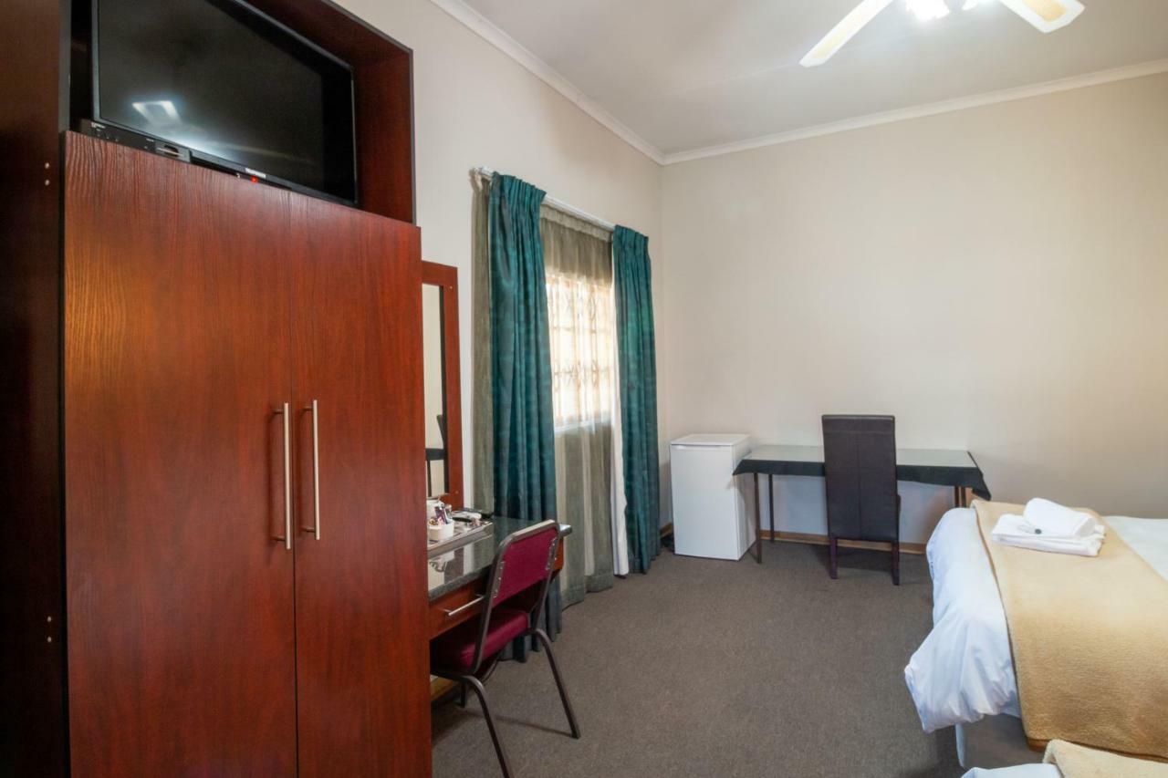 Lala Dene Lodge Bloemfontein Esterno foto