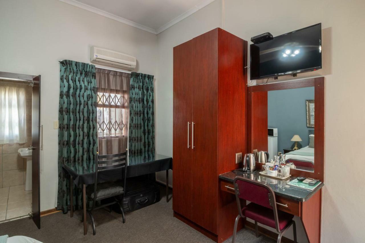 Lala Dene Lodge Bloemfontein Esterno foto