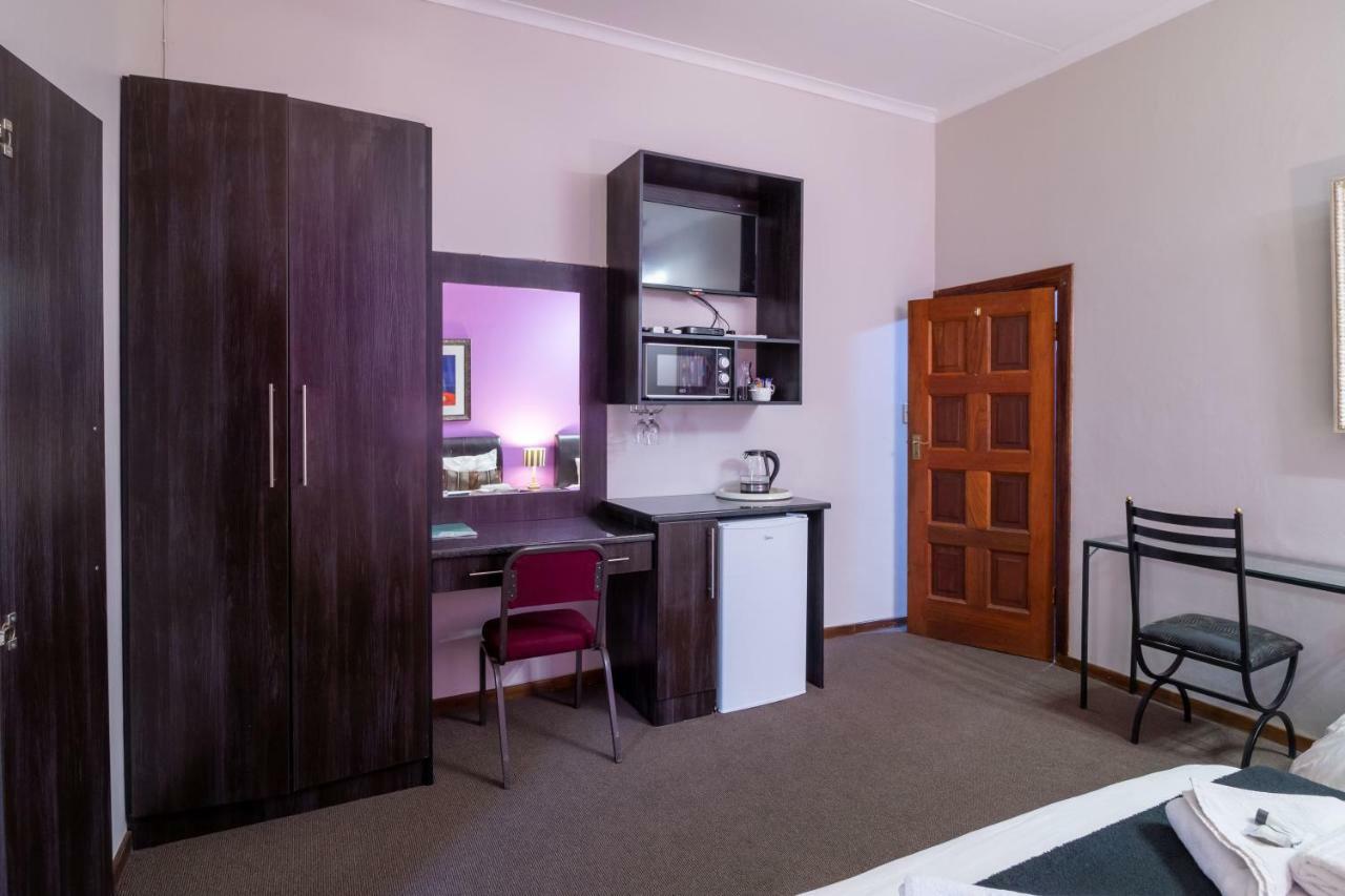 Lala Dene Lodge Bloemfontein Esterno foto
