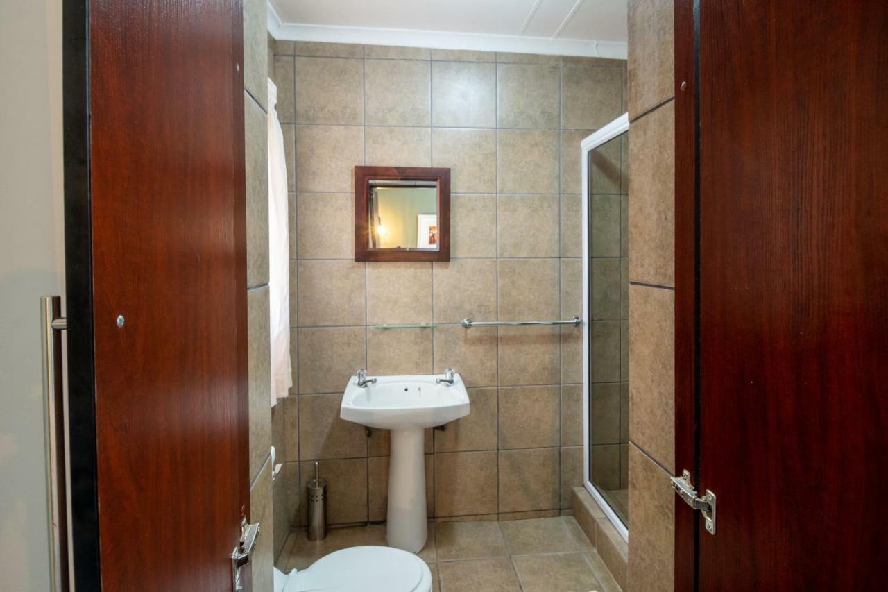 Lala Dene Lodge Bloemfontein Esterno foto