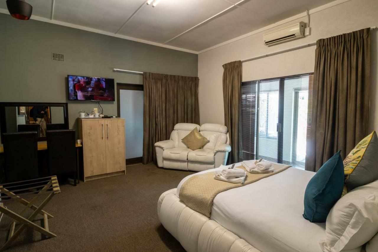 Lala Dene Lodge Bloemfontein Esterno foto